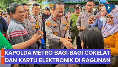 Momen Kapolda Metro Jaya Pantau Keamanan Ragunan Dan Bagikan Cokelat