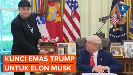 Momen Trump Lepas Elon Musk yang Mundur, Beri Hadiah Kunci Emas