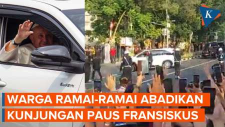 [FULL] Momen Warga Ramai-ramai Abadikan Kunjungan Paus Fransiskus ke Katedral