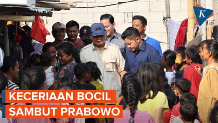 Momen Prabowo Disambut Anak-anak Saat Blusukan ke Kampung Empang