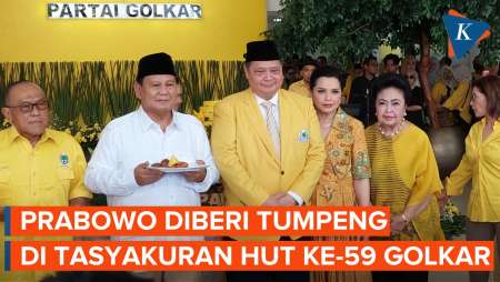 Momen Prabowo Dapat Potongan Tumpeng Pertama di HUT ke-59 Golkar