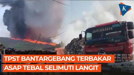 TPST Bantargebang Kebakaran, Langit Gelap Tertutup Asap Hitam