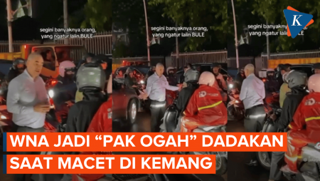 Aksi WNA Atur Lalu Lintas Di Kemang Yang Macet Imbas Banjir
