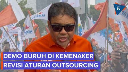 Momen Buruh Demo Di Kantor Kemenaker Saat Hujan