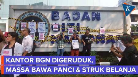 Demo, Massa “Segel” Kantor BGN Sambil Bunyikan Panci
