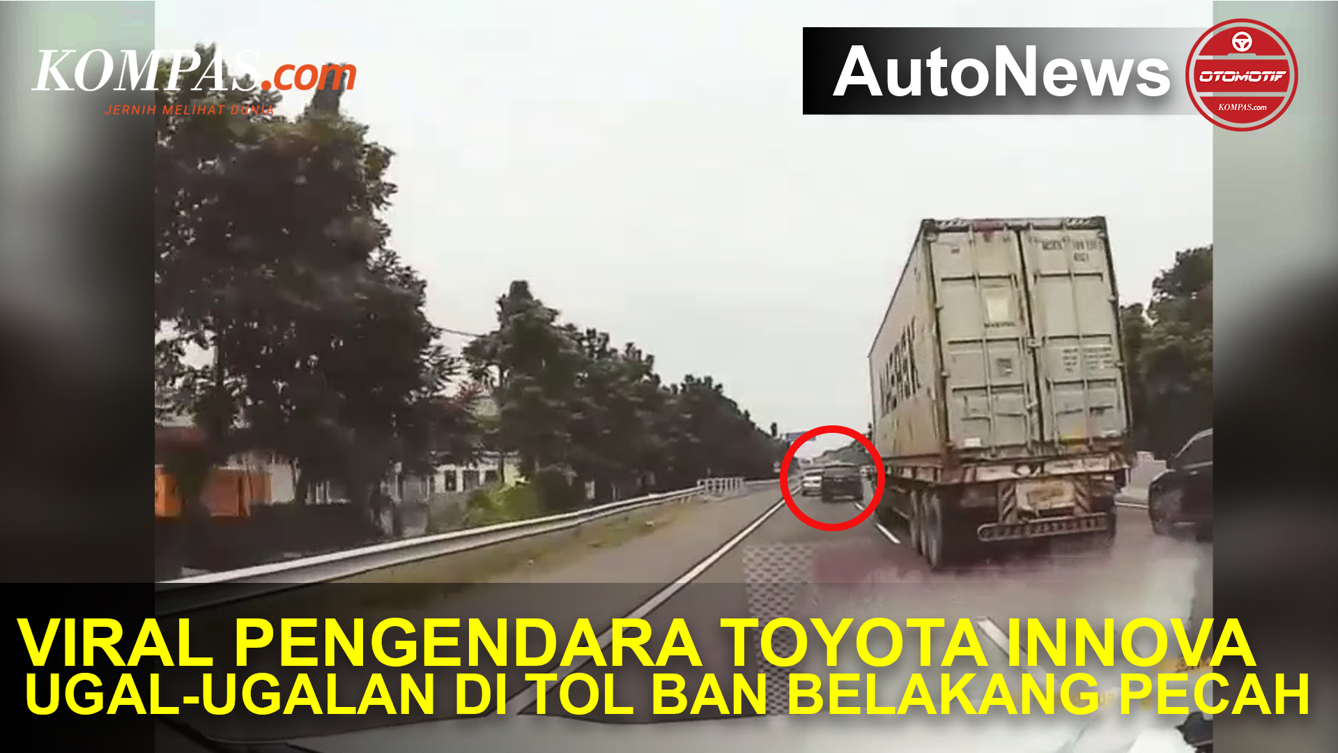 Toyota Innova Ugal-ugalan di Tol, Ban Belakang sampai Pecah