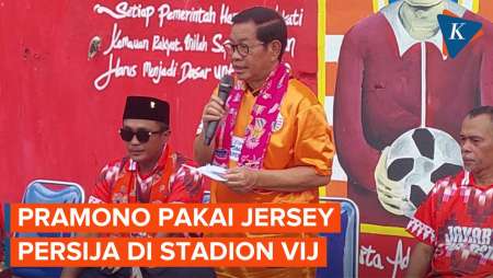 Gaya Pramono Pakai Jersey Persija Saat Kampanye di Stadion VIJ