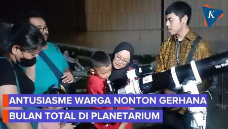 Datang Sejak Sore, Warga Rela Antre Demi Lihat Gerhana Bulan Total Pakai Teropong Planetarium