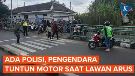 Ada Polisi, Pengendara Tuntun Motornya Saat Lawan Arus di Jalan Pasar Minggu