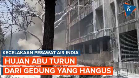 “Hujan Abu” dari Atas Gedung Usai Kecelakaan Pesawat Air India