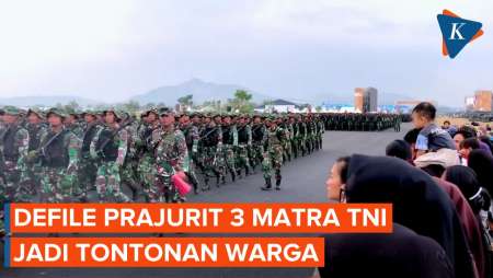 Disaksikan Warga, Derap Langkah Prajurit 3 Matra TNI Tampilkan Defile di Batujajar