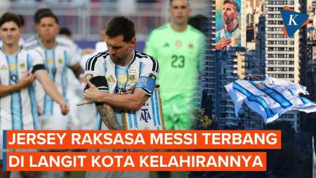 Penampakan Jersey Raksasa Messi Terbang di Langit Argentina