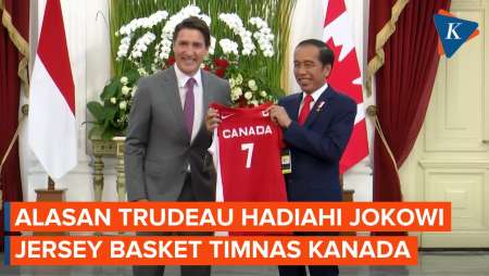 Terkesima Sambutan Indonesia, PM Trudeau Beri Jersey Basket Kanada ke Jokowi