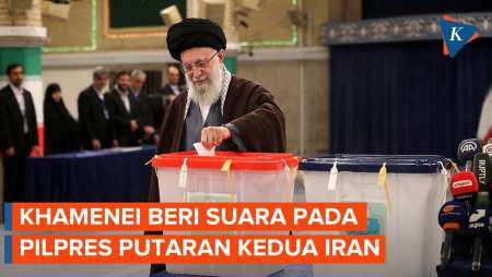 Momen Pemimpin Tertinggi Iran Beri Suara pada Pilpres Putaran Kedua