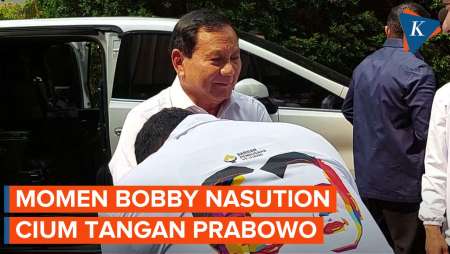 Momen Bobby Nasution Cium Tangan Prabowo Subianto saat Datangi Deklarasi Relawan