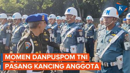 Momen Danpuspom TNI Rapihkan Pakaian Anggotanya