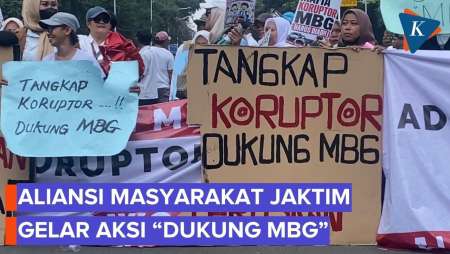 Bawa Poster “Dukung MBG” Aliansi Masyarakat Jaktim Aksi Di Patung Kuda