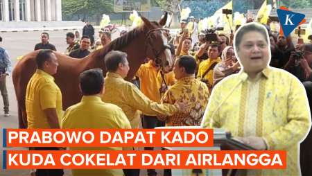 Sambangi Markas Golkar, Prabowo Dihadiahi Kuda Cokelat oleh Airlangga