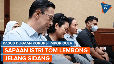 Momen Tom Lembong Disambut Istri Jelang Sidang Kedua