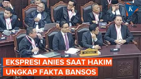 Senyum Anies Saat Hakim MK Sebut Bansos Bukan Bantuan Personal dari Jokowi