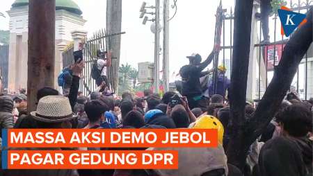 Momen Pagar DPR Dijebol Massa Demo Tolak RUU Pilkada