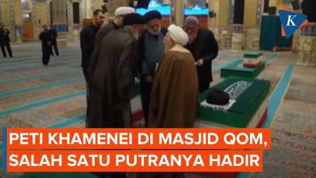 Penampakan Peti Ali Khamenei Di Masjid Qom, Salah Satu Putranya Hadir