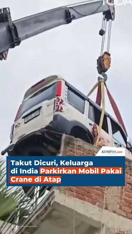 Takut Dicuri, Keluarga Di India Parkirkan Mobil Pakai Crane Di Atap