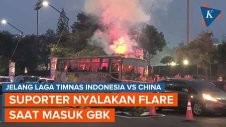Momen Suporter Timnas Nyalakan Flare Saat Masuk Kawasan GBK