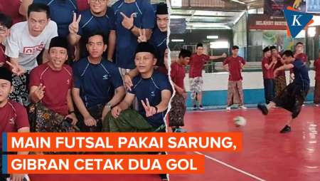 Momen Gibran Main Futsal Sarungan, 