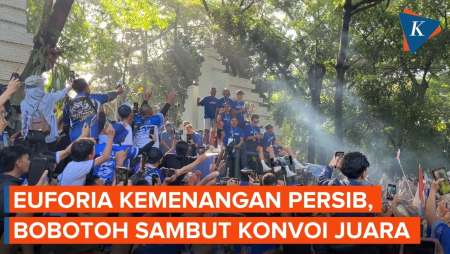 Persib Pamerkan Trofi Saat Konvoi Juara, Disambut Riuh Bobotoh