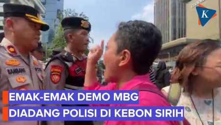 Emak- Emak Long March Demo MBG Diadang Polisi Di Jakarta Pusat
