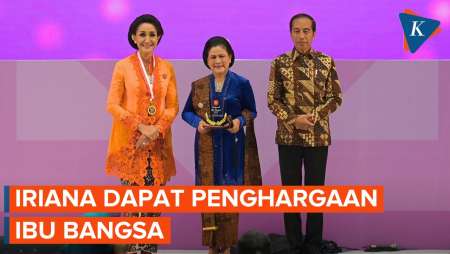 Momen Iriana Terima Penghargaan Ibu Bangsa, Disaksikan Langsung Jokowi