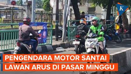 Pengendara Motor Santai Lawan Arus di Depan Pospol Pasar Minggu Sebelum Operasi Keselamatan