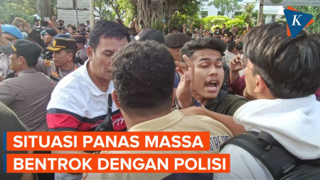 Detik-detik Massa Pendukung Haris-Fatia Bentrok dengan Polisi Usai Luhut Tinggalkan PN Jaktim