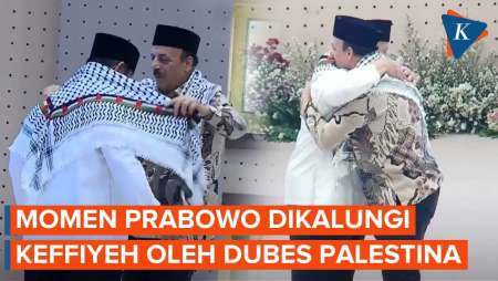 Momen Prabowo Teriak "Free Palestine", Dubes Palestina Langsung Kalungkan Keffiyeh dan Berpelukan