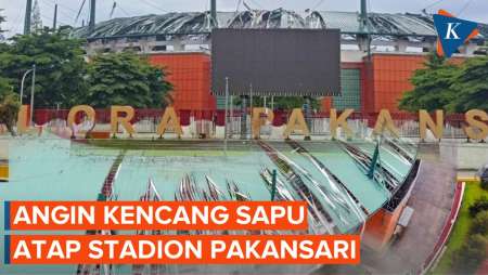 Penampakan Atap Stadion Pakansari Cibinong Rusak Disapu Angin Kencang