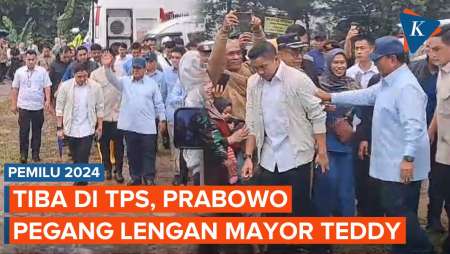 Momen Prabowo Tiba di TPS 033, Berpegangan Mayor Teddy