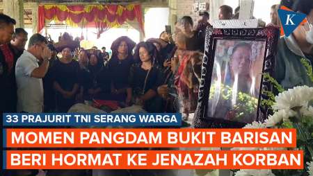 Momen Pangdam Bukit Barisan Beri Hormat ke Jenazah Korban Penyerangan 33 Prajurit TNI