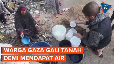 Momen Warga Gaza Gali Tanah untuk Dapat Air Bersih