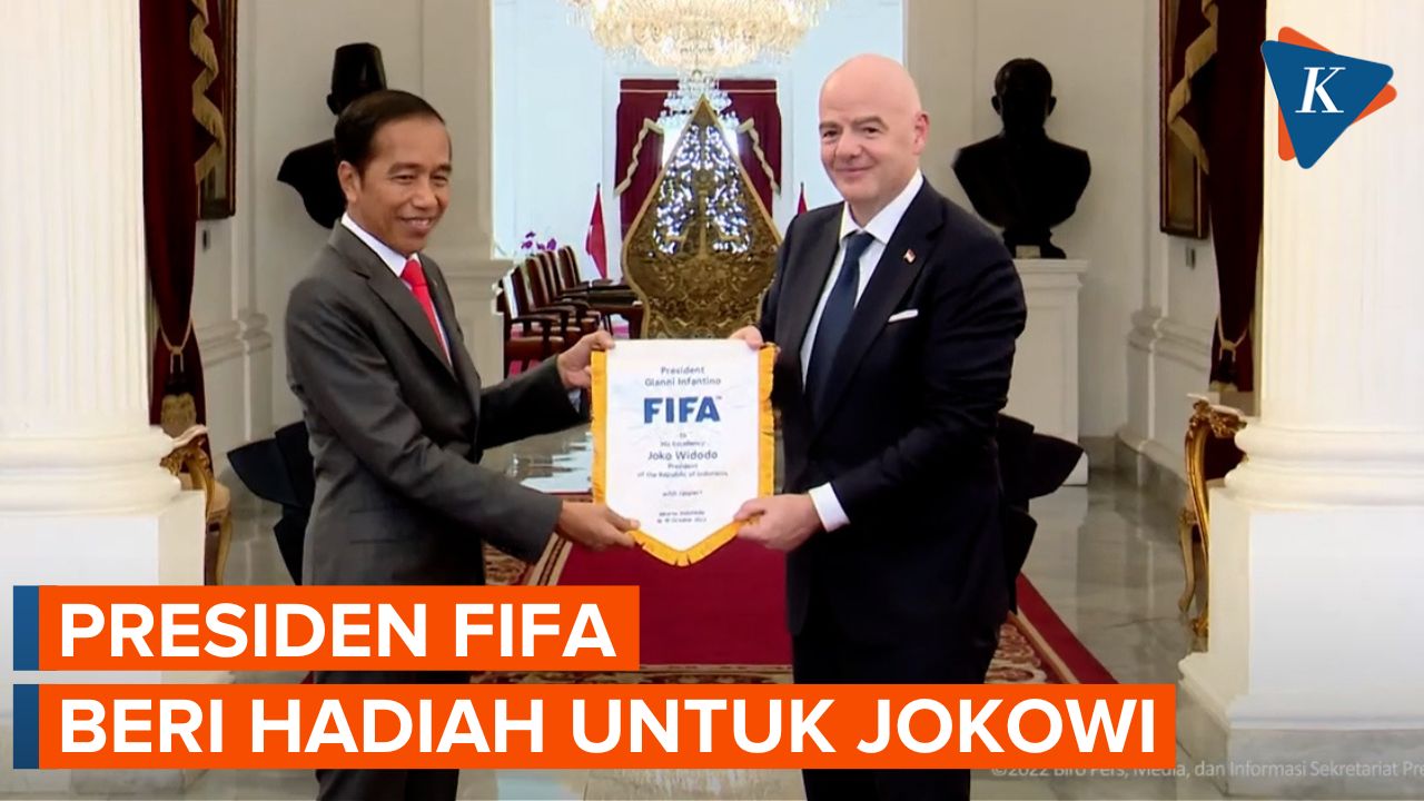 Jokowi Dapat Cenderamata dari Presiden FIFA, Jersey hingga Bola Piala Dunia