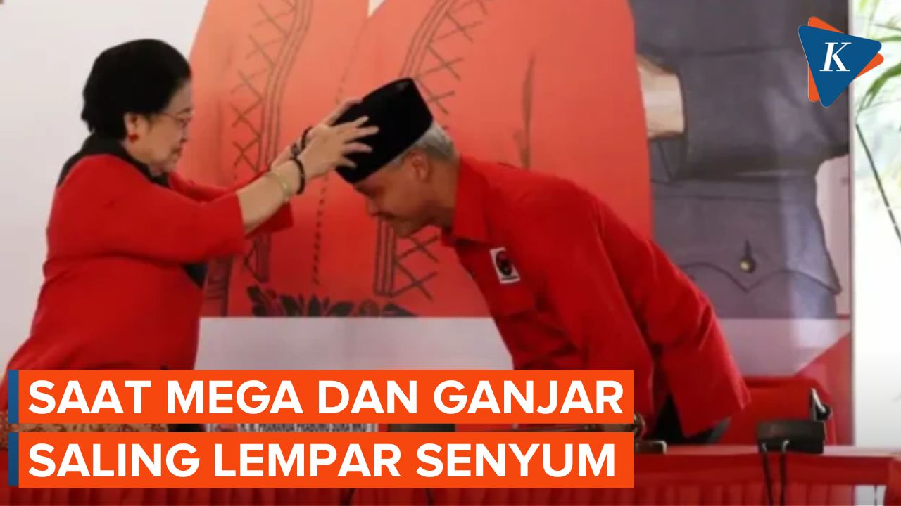 Senyum Semringah Megawati dan Ganjar Saat Prosesi Pemakaian Kopiah