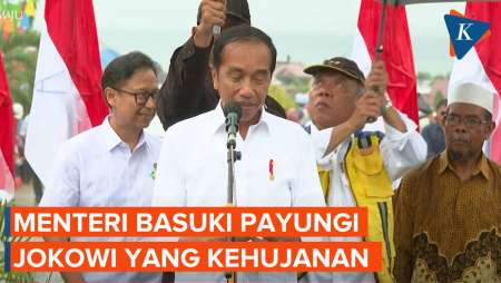 Momen Menteri Basuki Payungi Jokowi yang Kehujanan