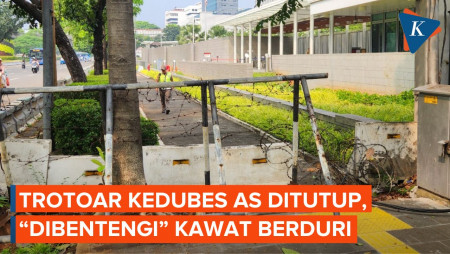 Melihat Kondisi Trotoar di Depan Gedung Kedubes AS yang Ditutup sejak 2013