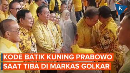 Pakai Batik Kuning, Prabowo Disambut Airlangga dan Aburizal Bakrie di Markas Golkar