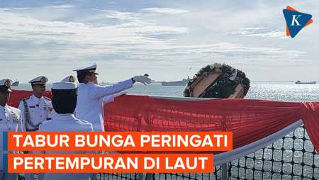 Momen KSAL Tabur Bunga di Kapal Perang, Peringati Pertempuran di Laut