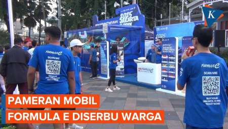 Mobil Listrik Formula E 2025 Dipamerkan di Bundaran HI, Diserbu Warga
