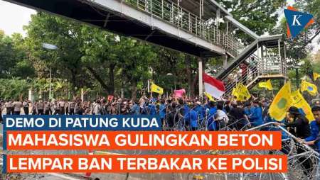 Demo di Patung Kuda, Mahasiswa Lempar Ban Terbakar ke Polisi