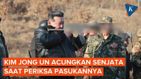 Momen Kim Jong Un Acungkan Senjata Saat Periksa Pasukan