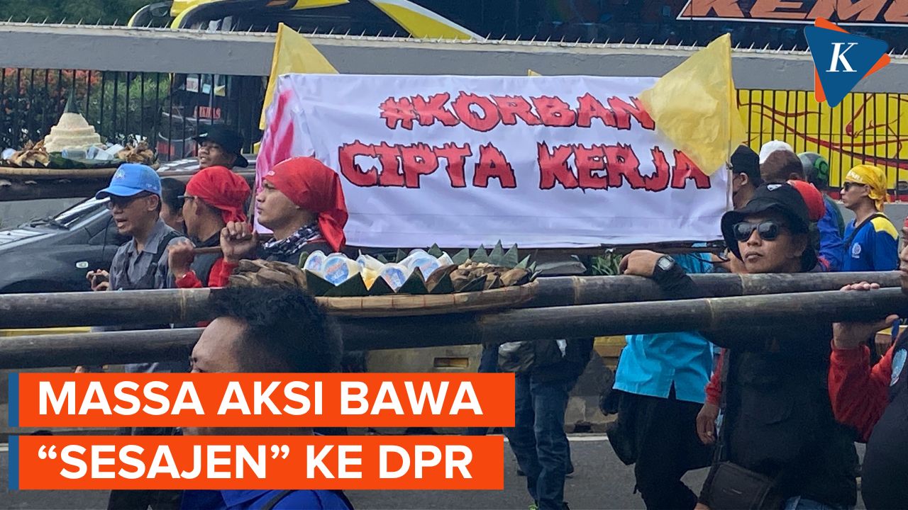 Hujan Deras Tak Halangi Buruh Demo Tolak Perppu Cipta Kerja di DPR