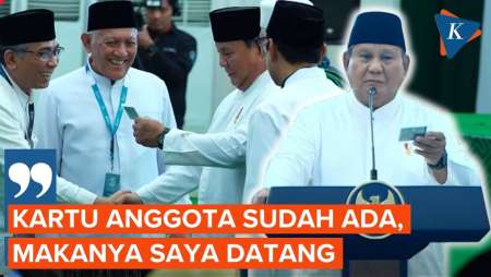 Momen Prabowo Terima Kartu Anggota NU Seumur Hidup